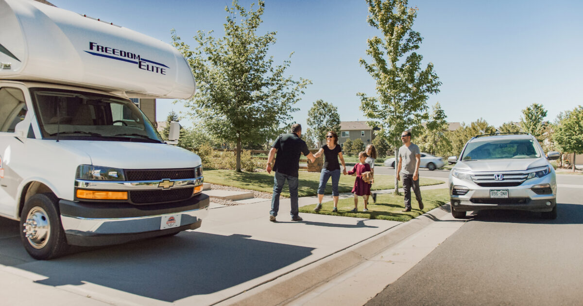 an owner shaking hands with an RV share customer