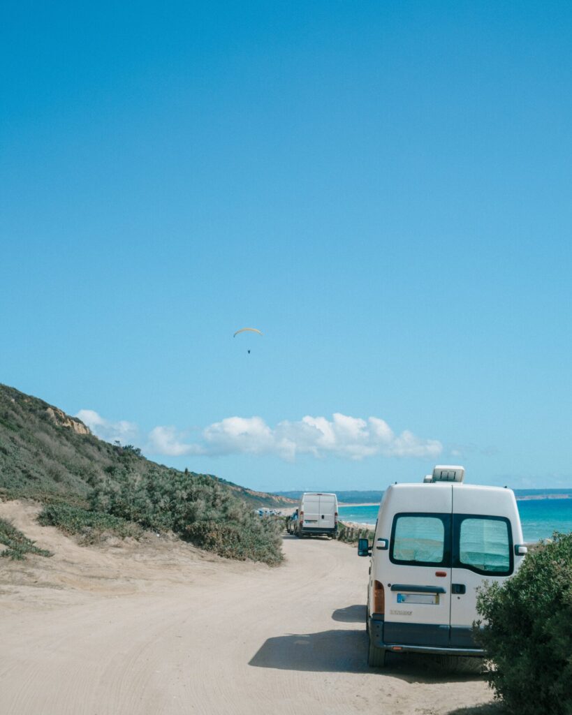 una autocaravana acampando discreto