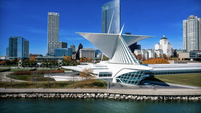 Milwaukee Art Museum, one of the best Wisconsin landmarks