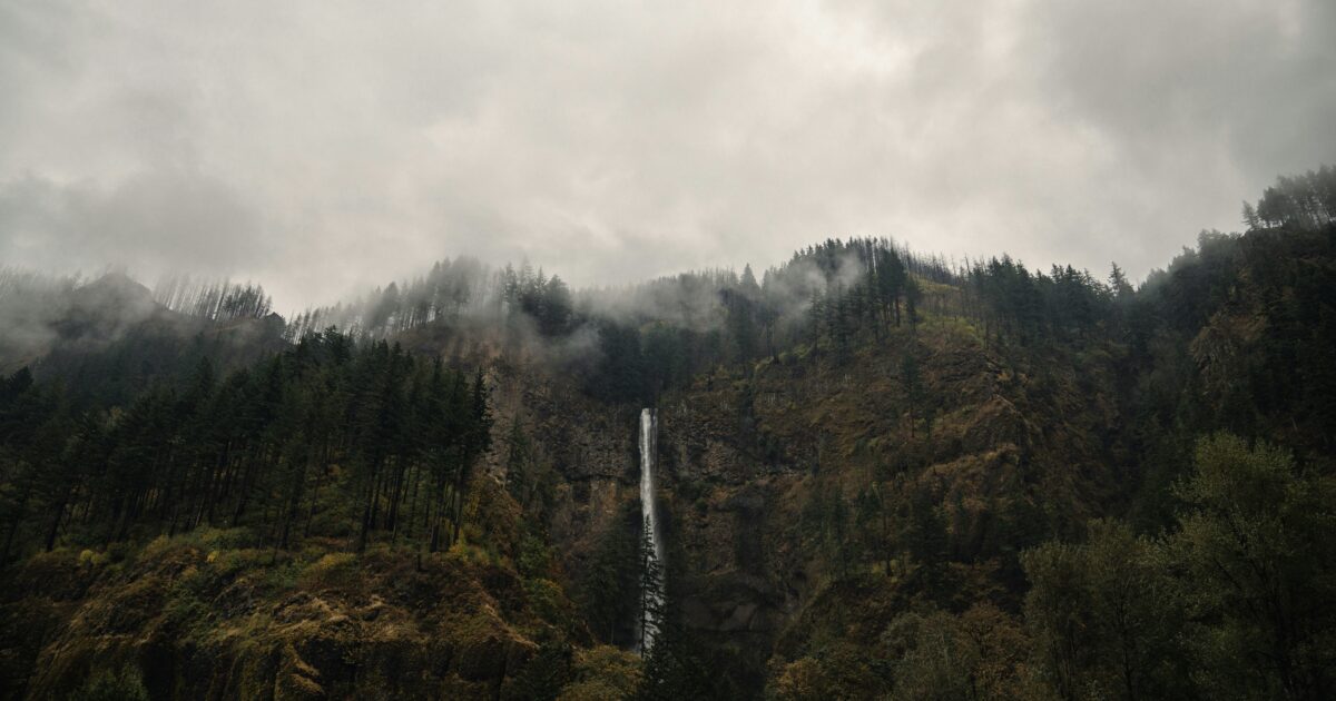 Multnomah falls, one of the best Oregon landmarks