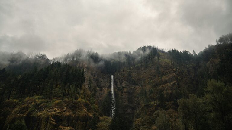 Multnomah falls, one of the best Oregon landmarks