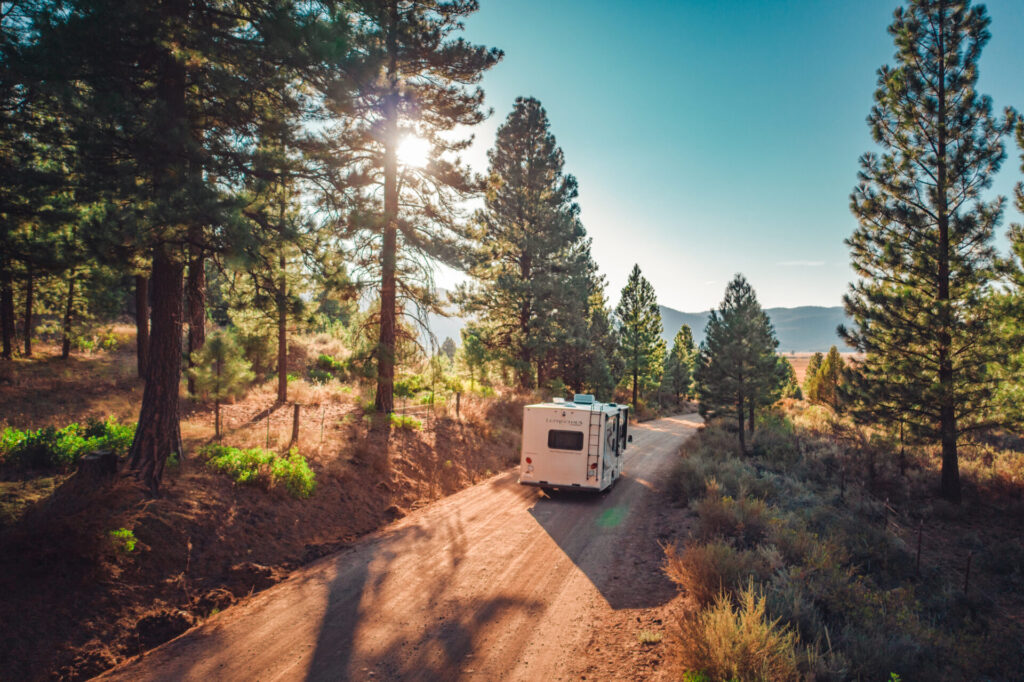 autocaravana en la carretera
