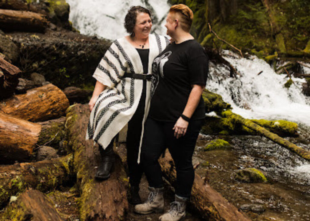 oregon falls couple 