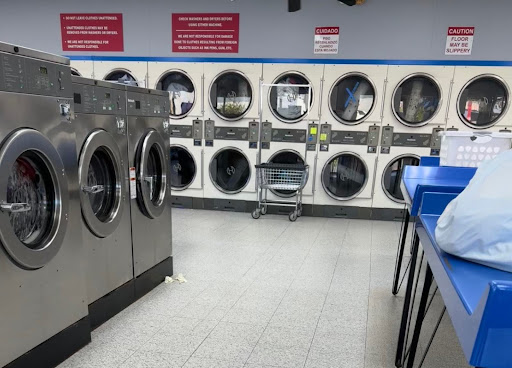 día de lavado de ropa en una lavandería automática como familia de vehículos recreativos a tiempo completo en la carretera